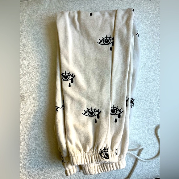 Embroidered Eye of Horus in beige sweatpants - Picture 3 of 3